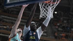 Mate de Ilimane Diop en el partido contra el Palmer Basket