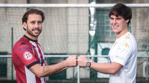 Iago Pérez (d) y Diego Lamas (i), jugadores de Silva y Arteixo, posan en A Grela