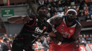 Mus Barro pelea por la posición con Laron Smith