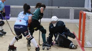 Jugada de Alba Garrote en el área en el partido del Marineda contra el Traviesas
