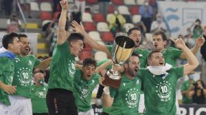 La plantilla del Liceo levanta la última Copa conseguida por el club en 2021
