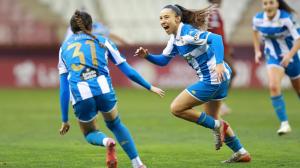 Espe Pizarro y Lucía Rivas celebran el segundo tanto de la uruguaya en Las Gaunas