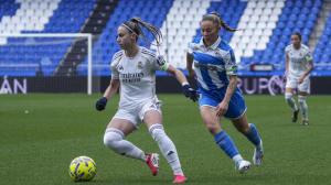 Ainhoa presiona a Athenea en el encuentro entre Deportivo y Real Madrid