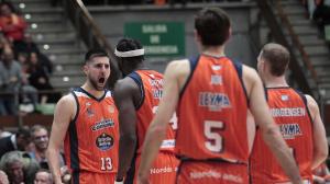 Los jugadores del Básquet Coruña celebran una canasta sobre la bocina de Danilo Brnovic ante Palma en el Coliseum