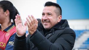 Fran Alonso aplaude a la afición blanquiazul desplazada a Madrid tras la victoria del Deportivo