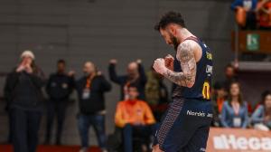 Dídac Cuevas celebra una canasta ante el Zamora