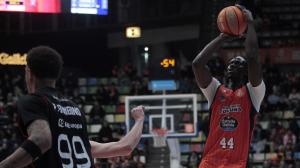 Abdou Thiam lanza en suspensión durante el partido contra el Palma 