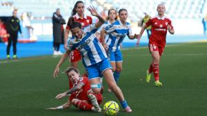 Lucía Rivas conduce el balón durante el pasado partido ante el Sevilla