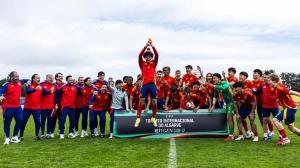Mauro Valeiro (en el centro, con el dorsal 20) celebra, junto a sus compañeros de la selección española sub-17, el título en el Torneo Internacional del Algarve