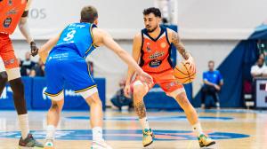 Goran Filipovic defiende a Dídac Cuevas en el partido de ida en Magariños