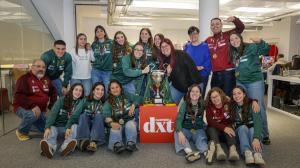 Jugadoras, cuerpo técnico y directiva del Marineda, en la redacción del DXT Campeón