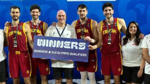 La selección española posa con la plata y con un  cartel que la acredita como clasificada para un Preolímpico de los Juegos de Los Ángeles 2028