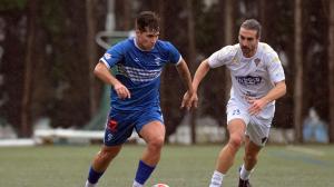Rodri Alonso y Alejandro Vila pelean un balón en A Grela