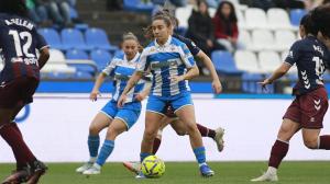 Espe Pizarro controla el esférico rodeada de jugadoras del Eibar