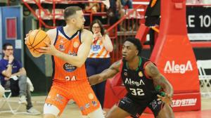 Jose Cremo ataca en el poste bajo la defensa de Reggie Johnson
