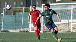 Casariego, extremo del San Tirso, en una acción del partido