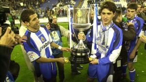 Víctor Sánchez del Amo (d) posa con la Copa del Rey ganada por el Deportivo al Real Madrid, el equipo de su ciudad natal y en el que se formó como futbolista, en 2002