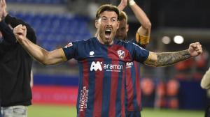 Sergi Enrich celebra un gol con el Huesca