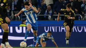 Mulattieri conduce la pelota durante el partido contra el Zaragoza en Riazor (2-1) de la jornada 31