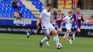 Ximo, con el balón, en el duelo con el Huesca