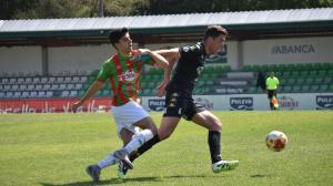 Máquez, centrocampista del Silva, gana la posición al jugador del Racing Villalbés