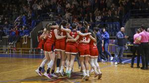 Las jugadoras de Maristas celebran sobre la pista del Colegio su victoria ante Ibaizabal, que certificó el primer puesto del grupo