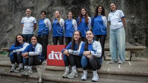 Jugadoras y cuerpo técnico del Ciudad de A Coruña posan junto al trofeo de subcampeonas de Primera Nacional y el logo de DXT Campeón  | Quintana
