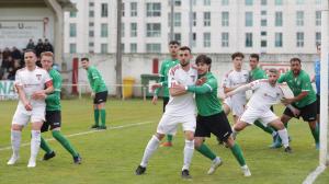 El Carral, durante una acción a balón parado ante el Mugardos