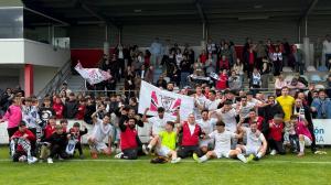 El Visantoña celebra su ascenso en el campo del San Martiño