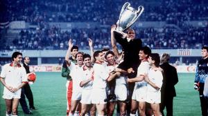 Silvio Berlusconi, presidente del Milan, sostiene la Copa de Europa ganada por su equipo en 1990 en Viena, a hombros de sus futbolistas, de izquierda a derecha Costacurta (separado), Pazzagli (portero suplente), Baresi, Evani, Massaro, Ancelotti, Maldini y Simone