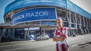 Joana Montouto, jugadora del Atlético San Pedro, posa en los aledaños de Riazor en el día previo a la final de Copa de A Coruña ante el Victoria B
