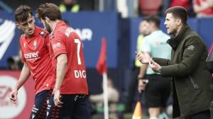 El entrenador del Osasuna, Alessio Lisci (d), durante el encuentro de la jornada 37 de LaLiga entre CA Osasuna y RCD Espanyol