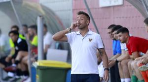 Pery López en el banquillo de A Grela durante el partido ante el Victoria