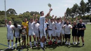 El Montañeros celebra el título de la Copa Diputación de A Coruña 2025 en el campo de A Marola