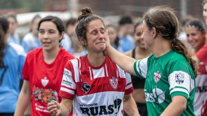 Joana Montouto, visiblemente emocionada, celebra el ascenso con su compañera Aroa Naya