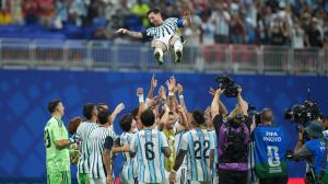 El delantero argentino Leo Messi es manteado por sus compañeros tras la victoria en el partido de octavos de final que Argentina y Egipto han disputado en Atlanta
