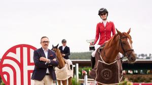 Agustín Collazos Martín, director del Hotel NH Collection A Coruña Finisterre, junto a Nirvana Hank Amaya, ganadora del Trofeo NH Collection