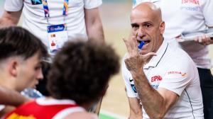 Carles Marco da instrucciones durante el Bélgica 58-81 España