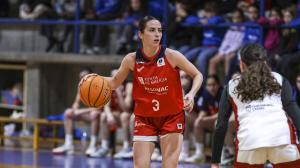 Nuria Ríos maneja el balón ante Ibaizabal