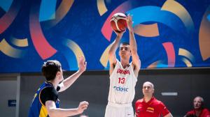 Jorge Arias lanza a canasta durante el Eurobasket sub-20 ante la mirada de Carles Marco