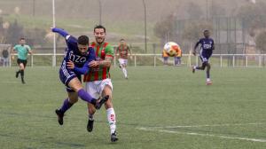 Juan de Dora, delantero del Montañeros, dispara muy forzado por la oposición de un rival