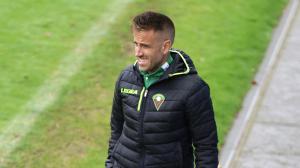 Pery López, entrenador del Órdenes, en la banda de Vista Alegre