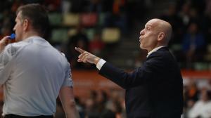 Carles Marco da instrucciones a sus jugadores durante el partido ante Tizona