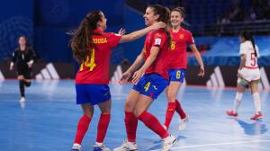Laura e Irene Córdoba celebran uno de los primeros goles ante Marruecos