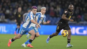 Mella y Yeremay corren en Riazor en un partido de la pasada campaña 2024-25 ante el Castellón