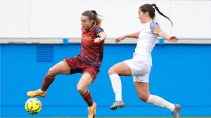 Bárbara controla el esférico ante Majarín en el partido entre Badalona y Deportivo