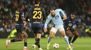 Borja Iglesias, rodeado de rivales durante el partido de Europa League entre Celta y Lile disputado en Balaídos