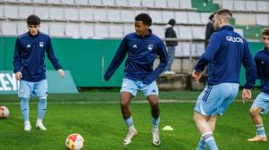 Achore Sánchez, lateral derecho del Montañeros, en el calentamiento previo al Galicia-Asturias de finales de enero en A Malata