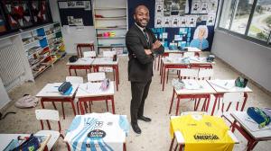 Oladapo Oladipo posa en una de las aulas del Colegio Internacional de Eirís con las camisetas de Lugo y Torre