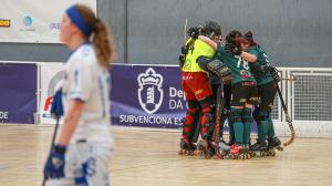 Las jugadoras del Marineda celebran un gol en el partido contra el Raxoi